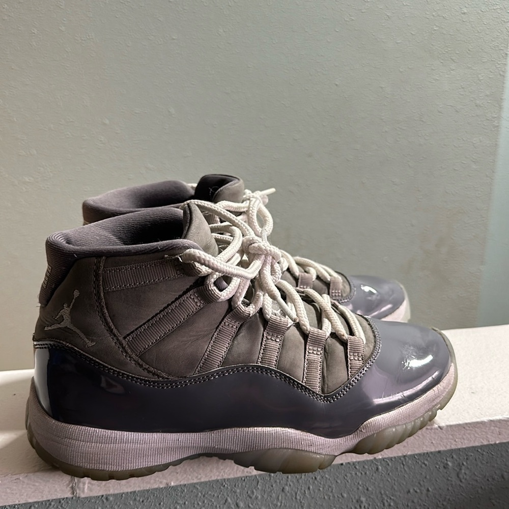 Size 7 big kids / 8.5 women’s Jordan 11s